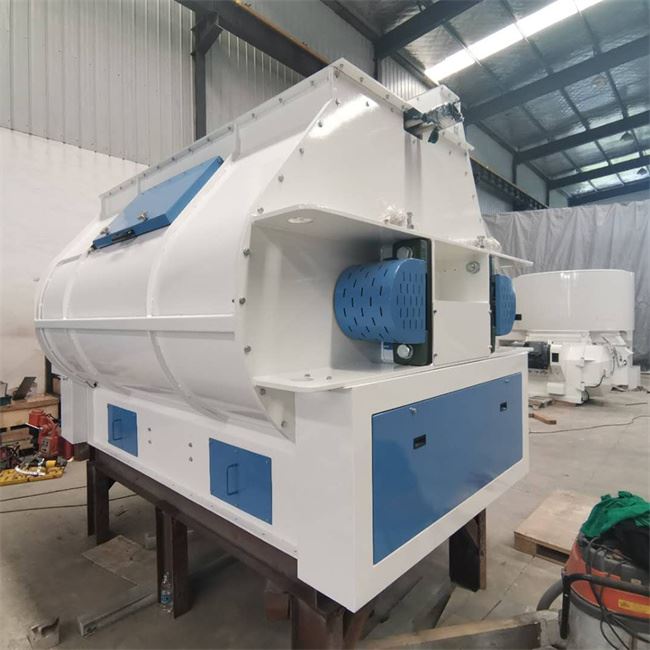 Mixer orizontal de reproducere a hranei pentru animale